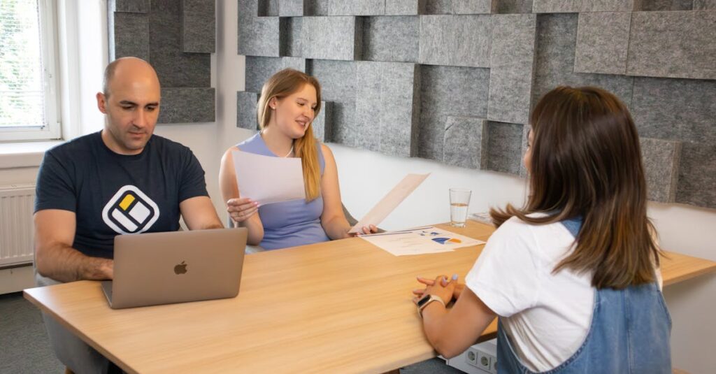 Ściana, która wycisza i stabilizuje temperaturę: panele z grzybni z wkładką PCM do wnętrz przyszłości