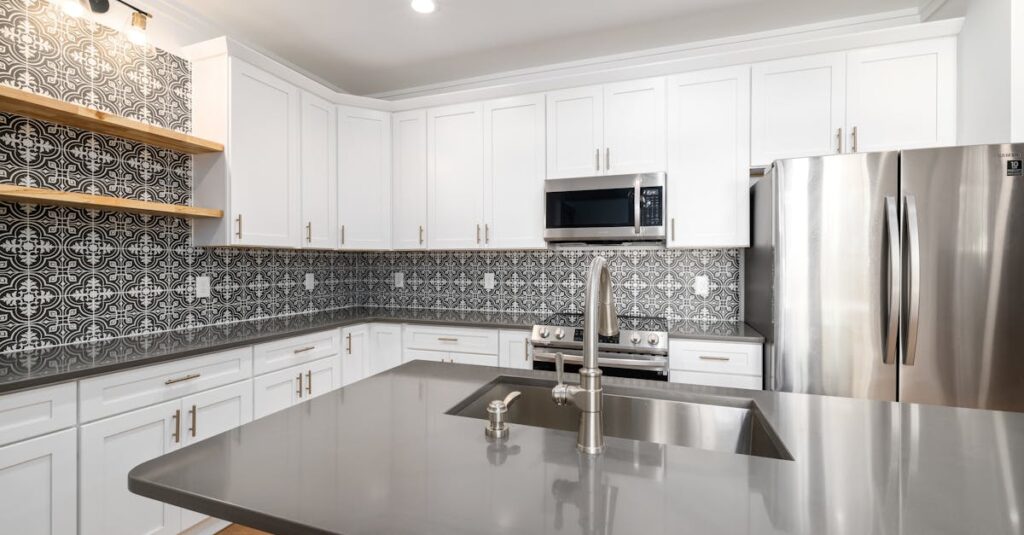 Cichy fartuch: mikroperforowane płytki ceramiczne jako pochłaniacze hałasu w kuchni